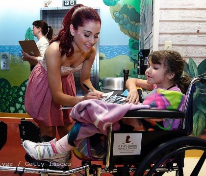 Surpriza facuta de Ariana Grande fanilor internati intr-un spital din Manchester, inainte de un concert in beneficiul lor