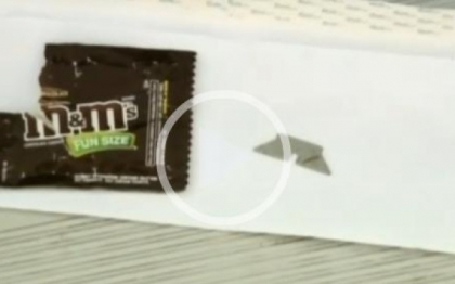 Ce a gasit o mama in punga de bomboane M&M primita de baiatul ei de Halloween. A sunat la politie Ce a gasit o mama in punga de bomboane M&M primita de baiatul ei de Halloween. A sunat la politie