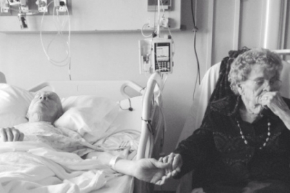 Fotografia care spune o poveste de iubire incredibila. Cei doi batrani au trait impreuna 68 de ani