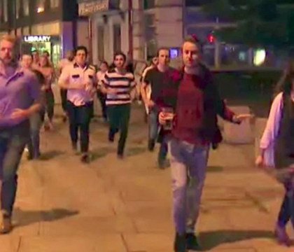 Fotografia "rezistentei britanice" face furori pe Internet. Cum a fost surprins un tanar care fugea de atacatorii din Londra - FOTO