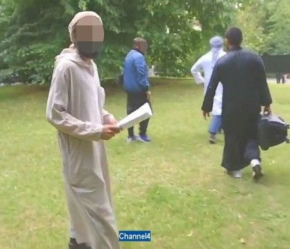 Cine este barbatul "spalat pe creier" de ISIS, care ar fi comis atacurile din Londra. "Voi face orice in numele lui Allah" Cine este barbatul "spalat pe creier" de ISIS, care ar fi comis atacurile din Londra. "Voi face orice in numele lui Allah"