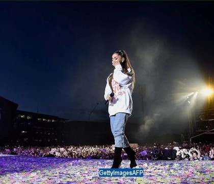 Ariana Grande, in lacrimi in timpul concertului "One Love Manchester". Cum a fost surprins unul dintre politisti - VIDEO Ariana Grande, in lacrimi in timpul concertului "One Love Manchester". Cum a fost surprins unul dintre politisti - VIDEO