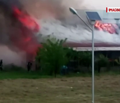 Noapte de groaza pentru o familie din Romania, casa le-a luat foc lovita de trasnet: "Fulgera fix in antena de la internet"