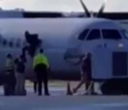 Clipe de groaza la bordul unui avion. Pasagerii au gasit in baie un bilet de amenintare cu bomba Clipe de groaza la bordul unui avion. Pasagerii au gasit in baie un bilet de amenintare cu bomba