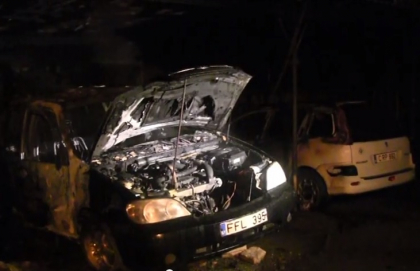 Incendiu in curtea unui bloc din capitala. Patru masini au fost facute scrum. VIDEO