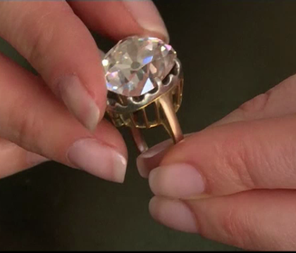 Suma enorma cu care s-a vandut un inel luat cu 10 lire din talcioc. Proprietara nu a stiut 25 de ani ca are un diamant urias Suma enorma cu care s-a vandut un inel luat cu 10 lire din talcioc. Proprietara nu a stiut 25 de ani ca are un diamant urias