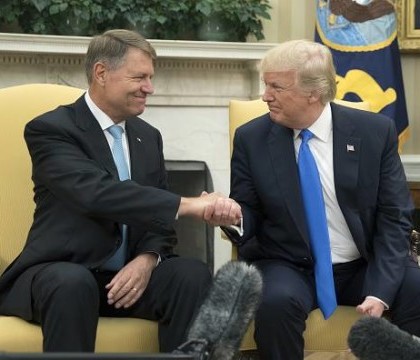 Klaus Iohannis, la Casa Alba: "Am vorbit despre vizele pentru romanii care merg in SUA". Donald Trump l-a contrazis