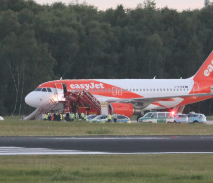 Alerta in Koln. Un avion EasyJet a aterizat de urgenta: pasagerii au auzit "ca mai multi indivizi discuta subiecte teroriste"
