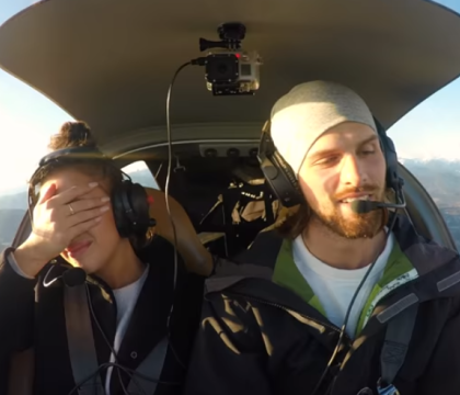 Si-a luat iubita la o plimbare cu avionul si a pacalit-o ca are probleme cu motorul. Ce a urmat a cucerit inimile tuturor - VIDEO Si-a luat iubita la o plimbare cu avionul si a pacalit-o ca are probleme cu motorul. Ce a urmat a cucerit inimile tuturor - VIDEO