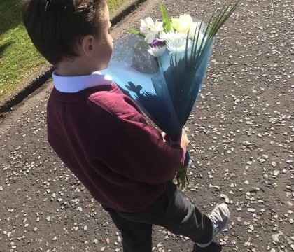 Iritata de faptul ca fiul sau si-a suparat iubita, a dorit sa-i dea o lectie. Gestul baiatului din Irlanda de Nord a impresionat o lume intreaga Iritata de faptul ca fiul sau si-a suparat iubita, a dorit sa-i dea o lectie. Gestul baiatului din Irlanda de Nord a impresionat o lume intreaga