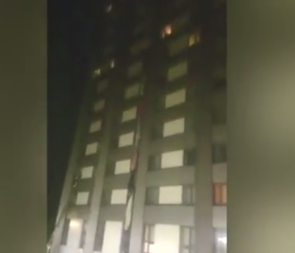 Decizia disperata luata de un locatar al blocului care a luat foc in Londra. Cum a incercat sa scape de flacari - VIDEO Decizia disperata luata de un locatar al blocului care a luat foc in Londra. Cum a incercat sa scape de flacari - VIDEO