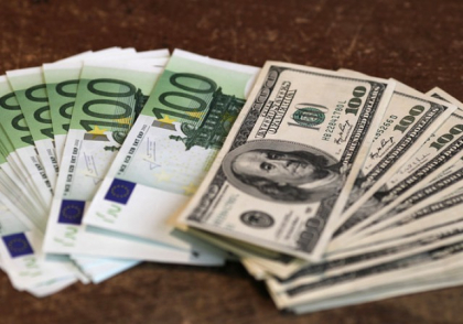 La Banca Nationala se scumpesc, la casele de schimb valutar se ieftinesc. Cursul afisat pentru euro si dolar La Banca Nationala se scumpesc, la casele de schimb valutar se ieftinesc. Cursul afisat pentru euro si dolar
