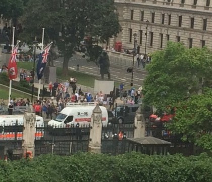 Alerta in fata Parlamentului britanic. Un barbat inarmat cu un cutit a fost pus la pamant de politisti