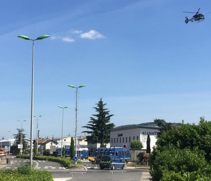 Alerta la Lyon. Politia franceza a descoperit o masina cu 14 butelii de gaz abandonata langa o uzina chimica Alerta la Lyon. Politia franceza a descoperit o masina cu 14 butelii de gaz abandonata langa o uzina chimica