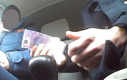 Mita de 1000 de euro pentru un politist din Ialoveni. Complicele - un angajat PECO - filmat cu camera ascunsa cum ia banii - VIDEO Mita de 1000 de euro pentru un politist din Ialoveni. Complicele - un angajat PECO - filmat cu camera ascunsa cum ia banii - VIDEO
