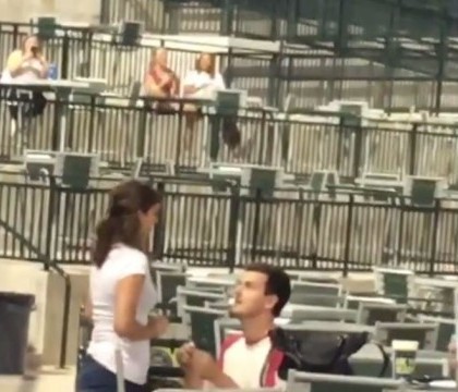 Un american si-a cerut iubita in casatorie la un meci de baseball. Reactia femeii a facut tot stadionul sa rada. VIDEO