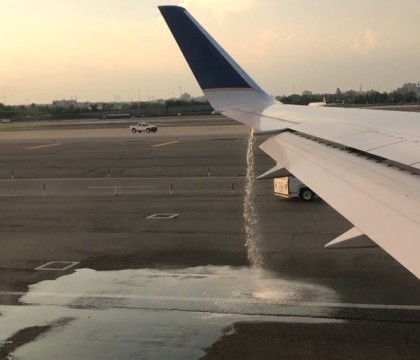 Pasagerii unui zbor al United Airlines au trait momente de groaza, dupa ce au observat ca avionul pierde combustibil - VIDEO