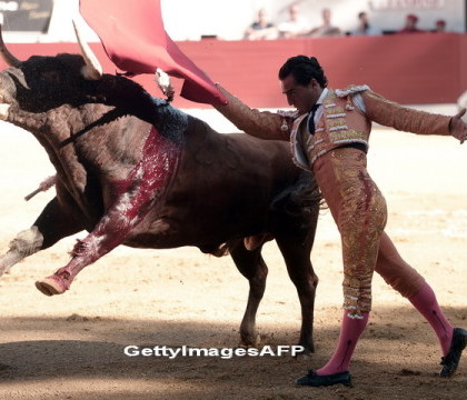 O greseala s-a dovedit fatala pentru un matador spaniol. Taurul furios l-a ranit grav, sub privirile ingrozite ale tuturor - FOTO