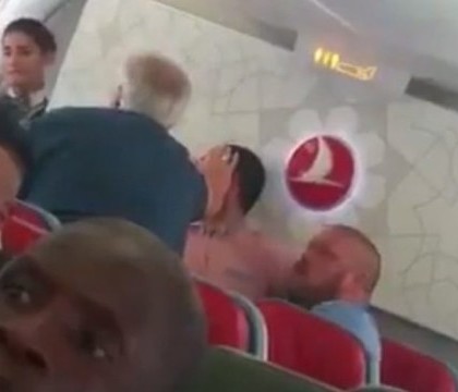 Un pasager al unui zbor Turkish Airlines, banuit ca ar fi soliciant de azil, a fost palmuit si scos plangand din avion