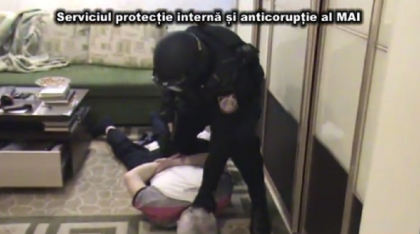 VIDEO. Inca o persoana, RETINUTA. Momentul in care MASCATII descind in casa unui suspect in cazul StarNet VIDEO. Inca o persoana, RETINUTA. Momentul in care MASCATII descind in casa unui suspect in cazul StarNet