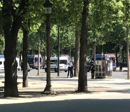 Alerta de securitate in Paris. Soferul care a intrat intr-un vehicul al jandarmilor pe Champs-Elysees "ar fi murit"