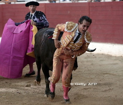 Ultimele cuvinte ale toreadorului spaniol ucis de taur intr-o arena din Franta. Animalul a fost omorat la final Ultimele cuvinte ale toreadorului spaniol ucis de taur intr-o arena din Franta. Animalul a fost omorat la final
