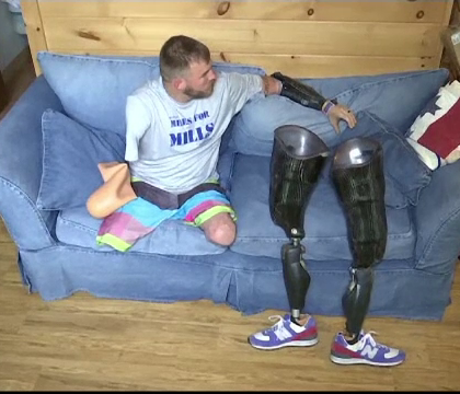 Un soldat american care a ramas fara maini si picioare in Afganistan a devenit un exemplu. "Nu vreau sa fiu tipul fara brate"