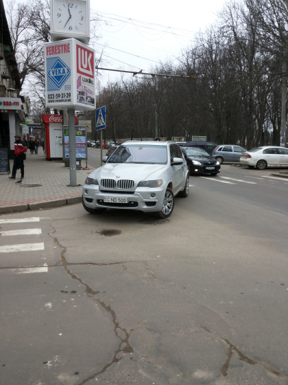 Am BMW si fac ce vreau. Ce a facut un sofer pe o strada din capitala. FOTO Am BMW si fac ce vreau. Ce a facut un sofer pe o strada din capitala. FOTO