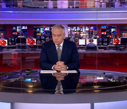 Jurnalul de seara de la BBC a inceput cu 4 minute de tacere. Prezentatorul n-avea nici prompter, nici materiale montate