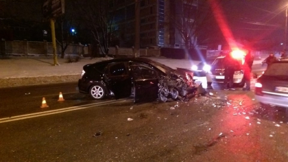 Accident groaznic pe strada Alba Iulia din capitala. Un tanar de 21 de ani a decedat, dupa ce Mercedes-ul in care se afla s-a lovit violent cu o Toyota - GALERIE FOTO/VIDEO Accident groaznic pe strada Alba Iulia din capitala. Un tanar de 21 de ani a decedat, dupa ce Mercedes-ul in care se afla s-a lovit violent cu o Toyota - GALERIE FOTO/VIDEO