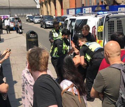 Isterie la Londra din cauza unui roman nervos; el injura in limba materna, iar englezii au inteles "Allah Akbar". Ce a urmat Isterie la Londra din cauza unui roman nervos; el injura in limba materna, iar englezii au inteles "Allah Akbar". Ce a urmat