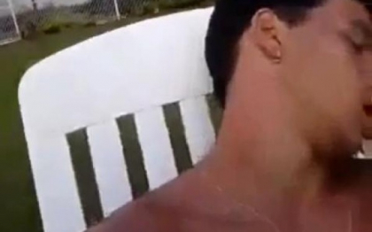 Dormea si credea ca iubita sa il saruta. Ce surpriza a avut cand s-a trezit. VIDEO Dormea si credea ca iubita sa il saruta. Ce surpriza a avut cand s-a trezit. VIDEO