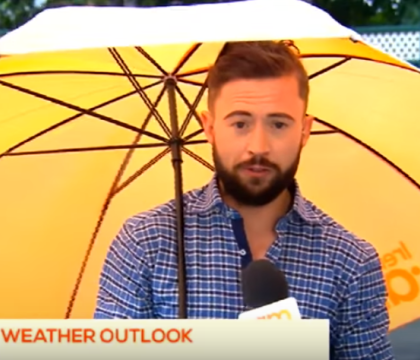 Transmisiune cu peripetii pentru un reporter din Irlanda. Ce i s-a intamplat la o rafala puternica de vant - VIDEO Transmisiune cu peripetii pentru un reporter din Irlanda. Ce i s-a intamplat la o rafala puternica de vant - VIDEO
