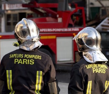 O suta de persoane au fost evacuate dintr-un imobil, in urma unui incendiu aparent intentionat, in vestul Parisului O suta de persoane au fost evacuate dintr-un imobil, in urma unui incendiu aparent intentionat, in vestul Parisului