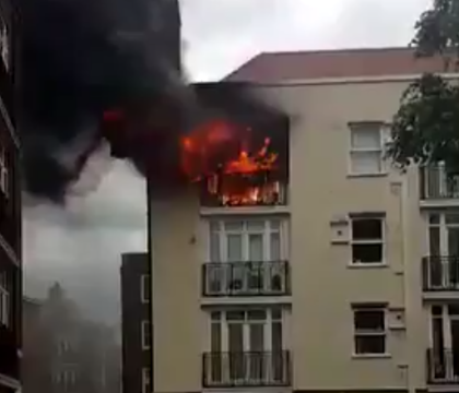 Incendiu la un bloc cu trei etaje din estul Londrei. Un barbat a fost ranit, acoperisul a fost distrus complet Incendiu la un bloc cu trei etaje din estul Londrei. Un barbat a fost ranit, acoperisul a fost distrus complet