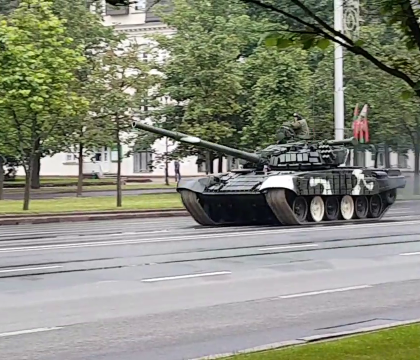 Momentul in care un tanc T-72 scapa de sub control si doboara un stalp in Minsk. Manevra neinspirata a soldatilor. VIDEO Momentul in care un tanc T-72 scapa de sub control si doboara un stalp in Minsk. Manevra neinspirata a soldatilor. VIDEO