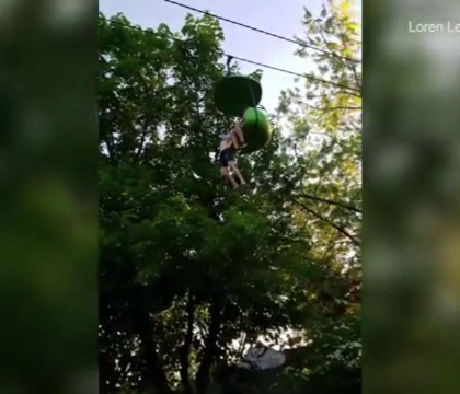 O fata de 14 ani sare din telegondola, iar cei aflati dedesubt o prind. Momentul, surprins de camera