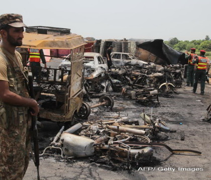 Bilantul a urcat la 153 de morti dupa explozia din Pakistan. Sute de oameni au fost cuprinsi intr-o sfera uriasa de foc Bilantul a urcat la 153 de morti dupa explozia din Pakistan. Sute de oameni au fost cuprinsi intr-o sfera uriasa de foc