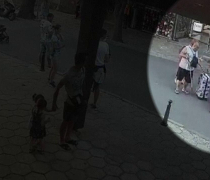 Caz socant de agresiune in Bulgaria. Un sofer loveste usor un grup de turisti cu deficiente de vedere si apoi sare la bataie Caz socant de agresiune in Bulgaria. Un sofer loveste usor un grup de turisti cu deficiente de vedere si apoi sare la bataie