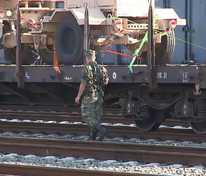Militar american electrocutat in Gara Curtici din Romania. Soldatul insotea un convoi militar si s-ar fi urcat pe un vagon Militar american electrocutat in Gara Curtici din Romania. Soldatul insotea un convoi militar si s-ar fi urcat pe un vagon