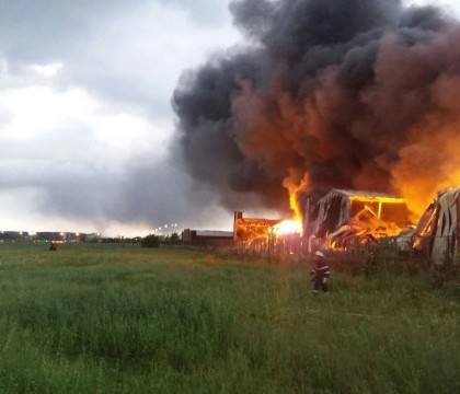 Incendiu in Balotesti, Romania: halele ard de peste 12 ore, iar flacarile s-au extins pe 10.000 mp. Garda de Mediu: Fumul nu e toxic - FOTO Incendiu in Balotesti, Romania: halele ard de peste 12 ore, iar flacarile s-au extins pe 10.000 mp. Garda de Mediu: Fumul nu e toxic - FOTO
