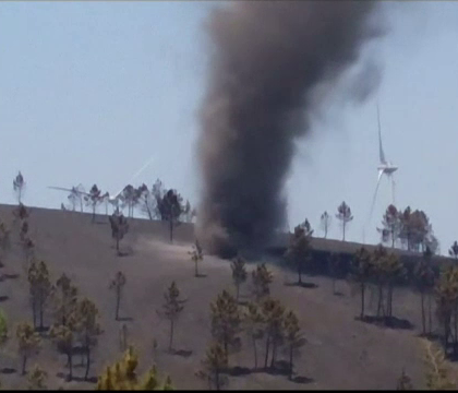 "Diavolul de praf", filmat de un pompier. Fenomenul s-a format la locul incendiului din Portugalia care a ucis 64 de oameni "Diavolul de praf", filmat de un pompier. Fenomenul s-a format la locul incendiului din Portugalia care a ucis 64 de oameni