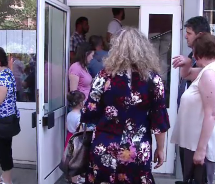 Moldovenii care intentioneaza sa-si perfecteze actele in Romania trebuie sa stie asta. Ore in sir petrecute la cozi uriase, la ghiseele pentru pasapoartele romanesti. Programarile online, ocupate pana la 15 august Moldovenii care intentioneaza sa-si perfecteze actele in Romania trebuie sa stie asta. Ore in sir petrecute la cozi uriase, la ghiseele pentru pasapoartele romanesti. Programarile online, ocupate pana la 15 august
