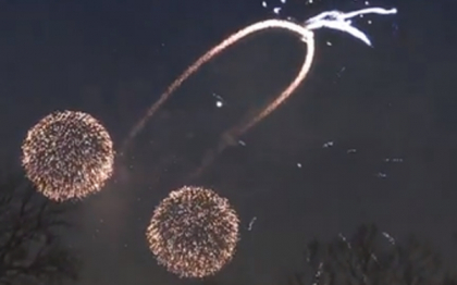 Momentul in care toata lumea a izbucnit in ras. Ce au vazut pe cer la un spectacol de artificii Momentul in care toata lumea a izbucnit in ras. Ce au vazut pe cer la un spectacol de artificii