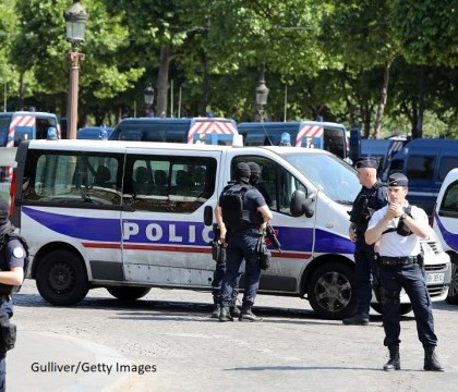 Incident grav intr-o suburbie a Parisului. Un barbat a incercat sa intre cu masina in multimea din fata unei moschei Incident grav intr-o suburbie a Parisului. Un barbat a incercat sa intre cu masina in multimea din fata unei moschei