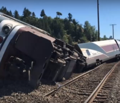 Un tren care avea la bord peste 250 de pasageri a deraiat in statul american Washington. Sunt numerosi raniti Un tren care avea la bord peste 250 de pasageri a deraiat in statul american Washington. Sunt numerosi raniti