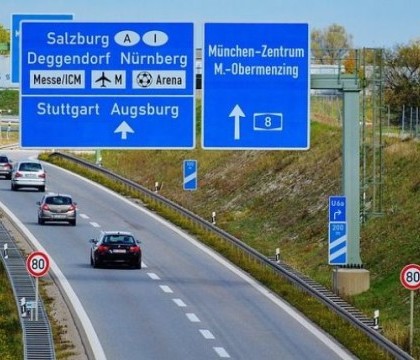 Accident grav pe autostrada din Germania. Un autocar a ars dupa ce s-a ciocnit cu un TIR, 17 pasageri sunt dati disparuti
