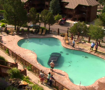 O soferita de 73 de ani si-a "parcat" masina intr-o piscina. Femeia spune ca a incurcat pedalele O soferita de 73 de ani si-a "parcat" masina intr-o piscina. Femeia spune ca a incurcat pedalele