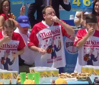 Concurs de mancat hotdogi in SUA, de ziua nationala. Castigatorul a infulecat 72 de portii in 10 minute Concurs de mancat hotdogi in SUA, de ziua nationala. Castigatorul a infulecat 72 de portii in 10 minute
