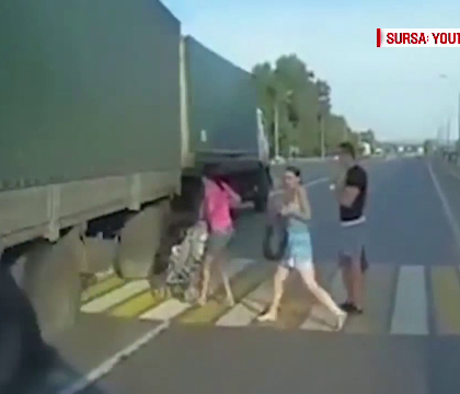 Imagini socante filmate pe o sosea din Rusia. Mama si bebelusul ei, la un pas sa fie spulberati pe trecerea de pietoni